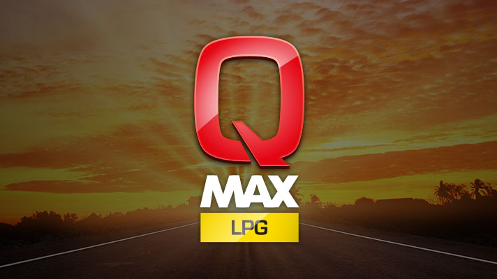 Na sliki je upodobljen logotip Q Max LPG avtoplin, ki je postavljen na sredini. Ozadje prikazuje cesto ob sončnem zahodu, ki simbolizira energijo, toplino in zanesljivo vožnjo.