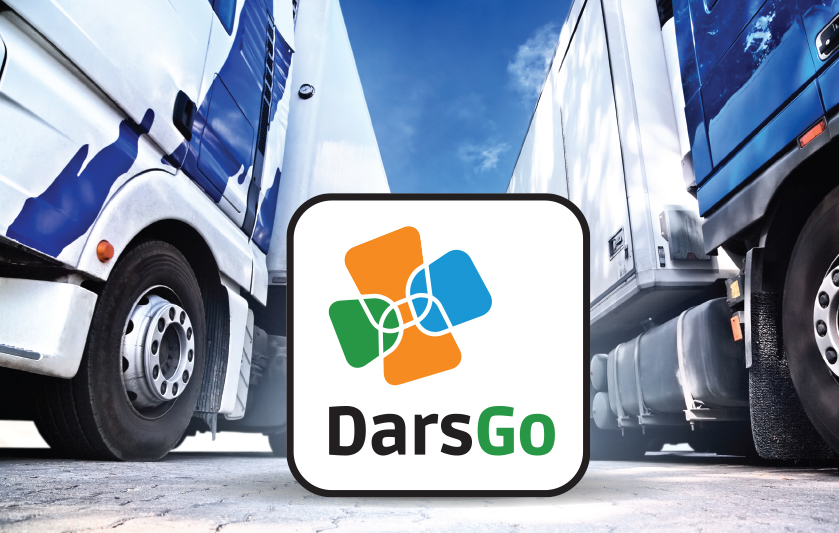 Na sliki sta dva tovornjaka parkirana drug ob drugem, v ospredju pa je logotip DarsGo v belem kvadratu s črno obrobo.
