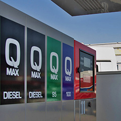 Petrolov točilni avtomat z gorivi Q Max, označenimi z različnimi barvami za dizel in bencin.
