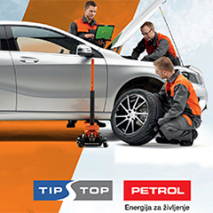 Servisna delavnica TipStop, kjer trije mehaniki v oranžno-sivih uniformah popravljajo srebrn avtomobil. Eden od mehanikov preverja motor, drugi dviguje vozilo z dvigalom, tretji uporablja diagnostično napravo. Na spodnjem delu slike sta logotipa TipStop in Petrol z napisom 'Energija za življenje'.