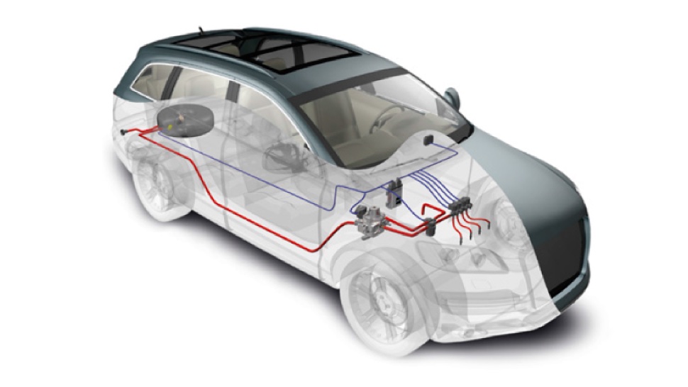 Na sliki je prosojen prikaz avtomobila z vidnimi notranjimi cevmi in sistemi v modri in rdeči barvi.