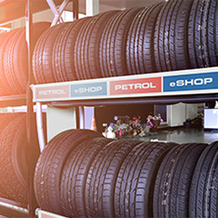 Na sliki prikazano skladišče pnevmatik različnih blagovnih znamk v Petrolovem eShopu.