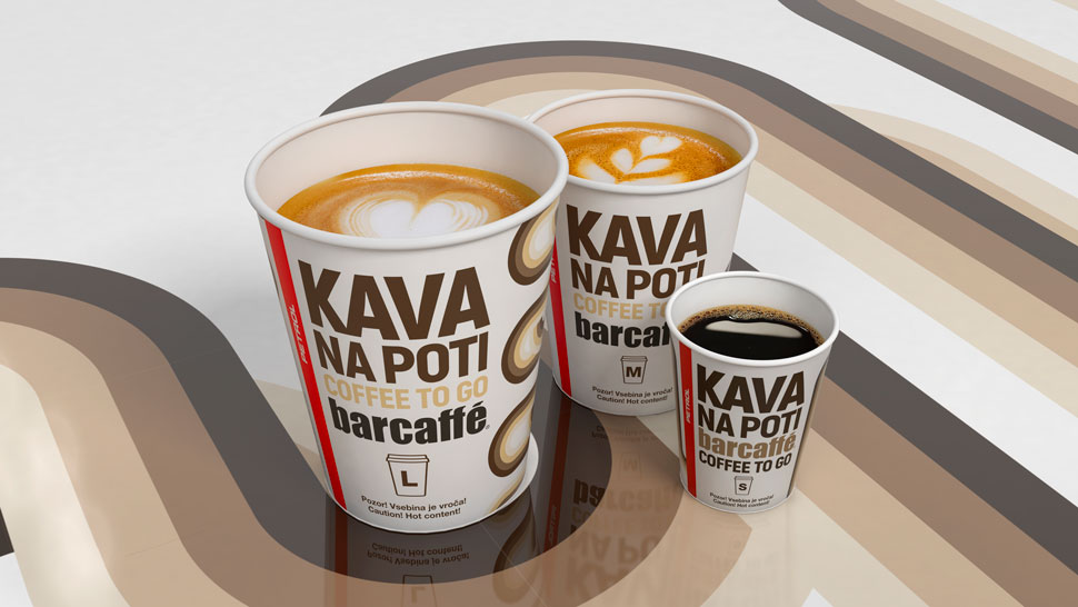 Trije lončki Petrolove kave Na poti od Barcaffè z različnimi velikostmi, postavljeni na belem ozadju z rjavimi črtami.