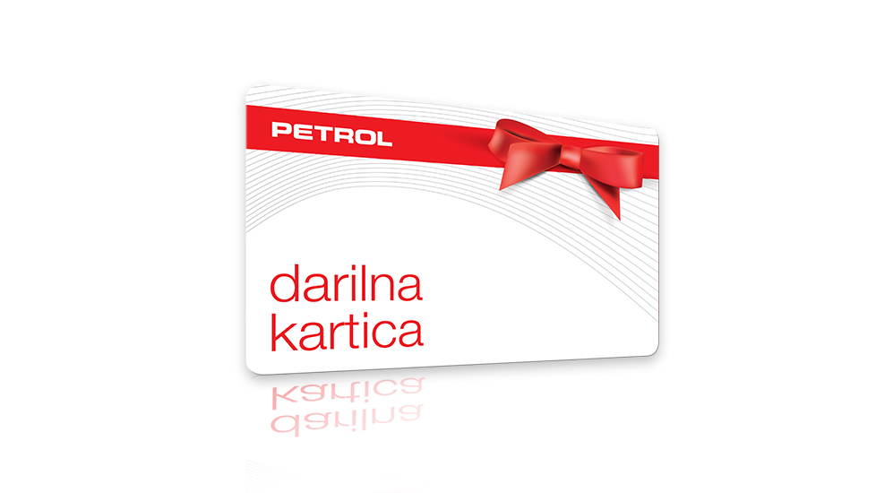 Petrol darilna kartica v beli barvi z rdečim trakom in pentljo, obarvana z napisom 'darilna kartica' in logotipom Petrol v zgornjem levem kotu.