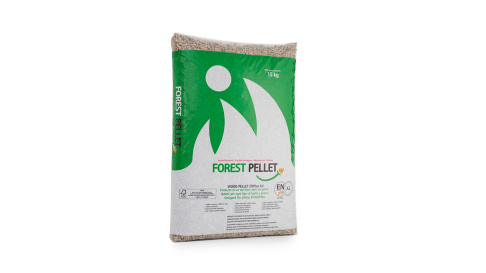 Na sliki je vreča peletov Forest Pellet s prostornino 15 kg, pakirana v belo-zeleni embalaži z oznako kakovosti ENplus A2.