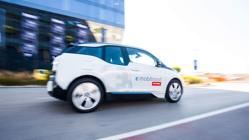 Električni BMW i3 v vožnji