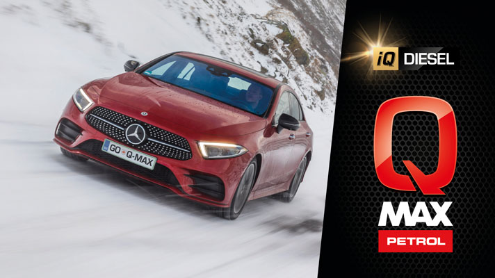 Na sliki je rdeč Mercedes, ki vozi po zasneženi cesti, na desni strani pa črno ozadje z logom iQ Max Diesela podjetja Petrol.