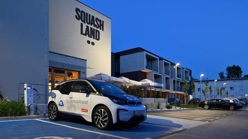 Sodobna polnilnica za električna vozila pred športnim centrom Squashland