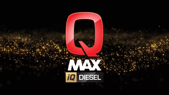 Na sliki je upodobljen logotip Q Max iQ Diesel, ki je postavljen na sredini. Ozadje sestavljajo sijoči zlati delci na črni podlagi.