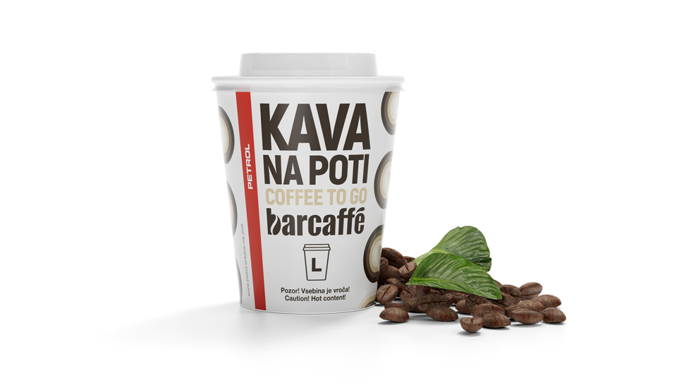 Papirnat kavni lonček kave Na poti Barcaffè z napisom »Coffee to go«, ob njem nekaj zrna kave in zelen list na belem ozadju.