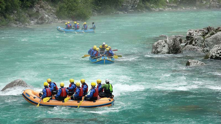 Adrenalinski rafting na Soči