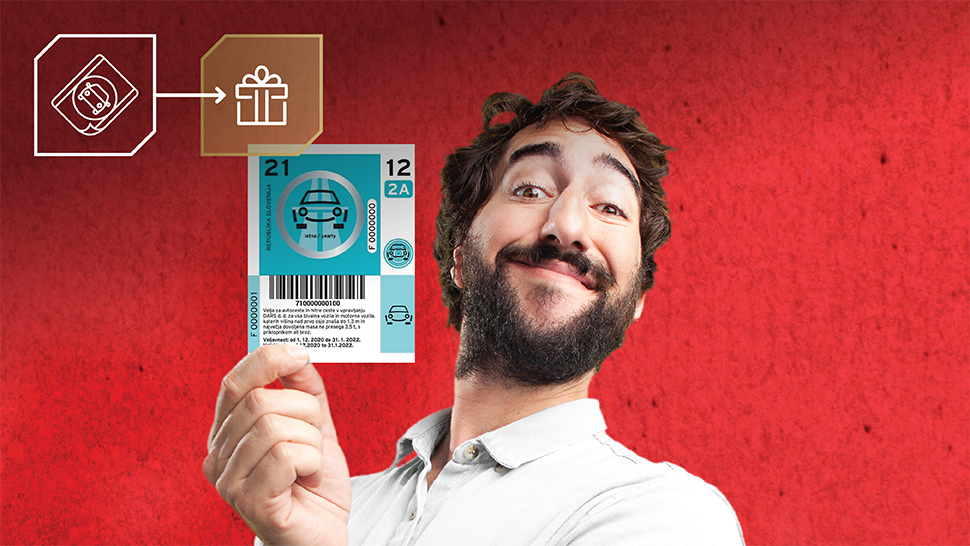 Moški z brado in nasmehom na obrazu na rdečem ozadju drži v roki modro vinjeto. V levem zgornjem kotu sta ikoni: kartica in darilo, povezani s puščico, ki ponazarjata ugodnosti oziroma nagrade.