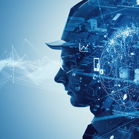Slika prikazuje profil človeka s čelado, prekrit z digitalnimi grafikami, ki simbolizirajo tehnologijo, podatke in industrijo 4.0.
