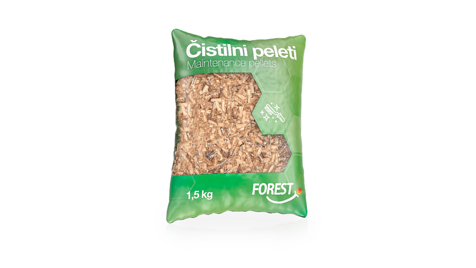 Na sliki je vrečka čistilnih peletov Forest, prostornine 1,5 kg, v zeleni embalaži z napisom Čistilni peleti / Maintenance pellets.