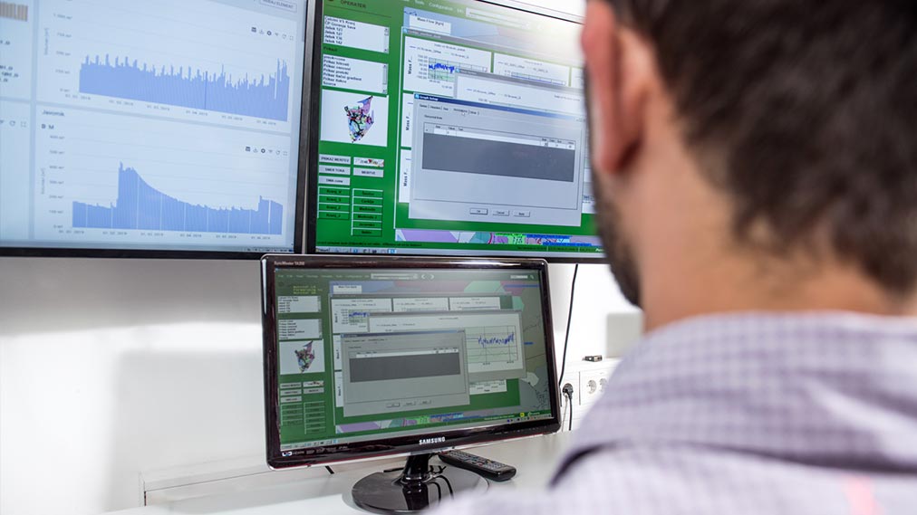 na sliki so ekrani za nadzor sistemov