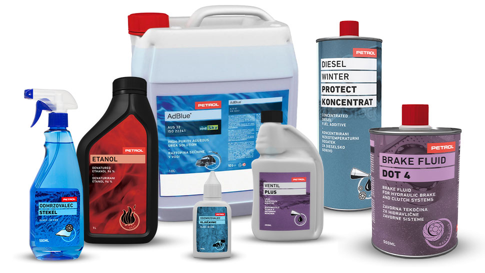 Na sliki je več avtomobilskih tekočin in dodatkov blagovne znamke Petrol, med njimi čistilo za stekla, etanol, AdBlue, tekočina za zavore in dodatek za dizelsko gorivo.