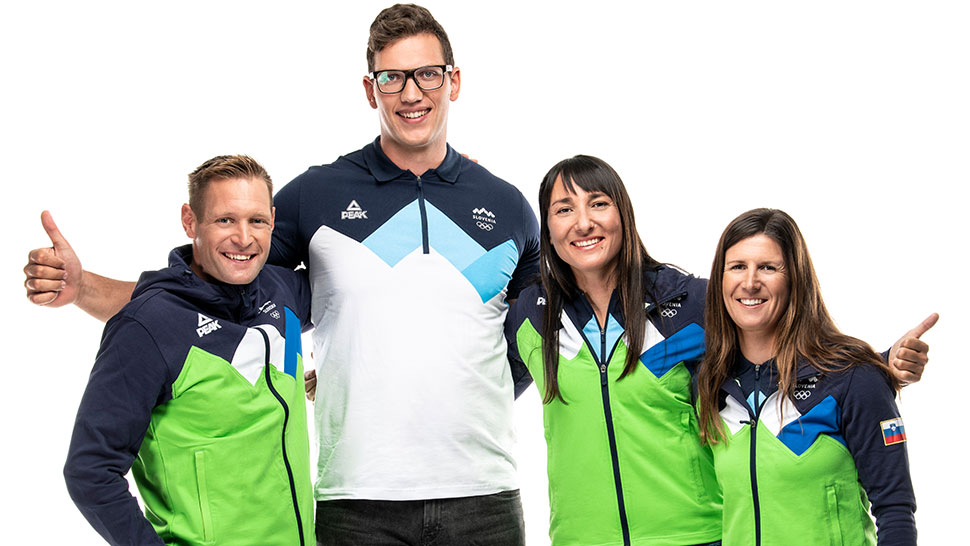 Skupinska fotografija štirih slovenskih športnikov v reprezentančnih trenirkah v zeleno-modri barvi: Benjamin Savšek, Kristjan Čeh, Veronika Macarol in Tina Mrak.