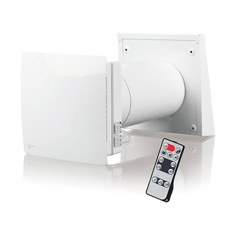 Na sliki je bel prezračevalni sistem z okroglo cevjo in daljinskim upravljalnikom.