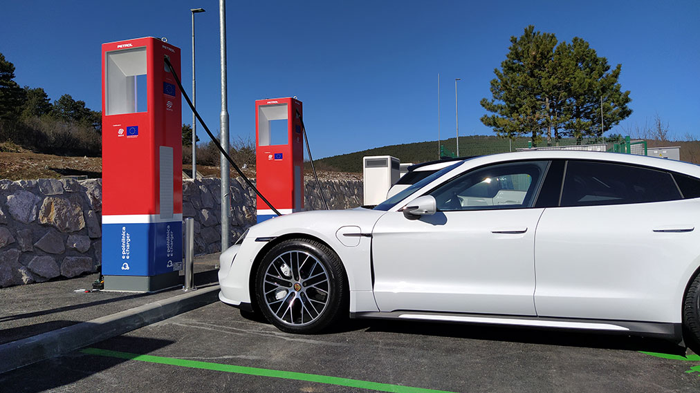Petrolova razvejana mednarodna mreža električne polnilne infrastrukture