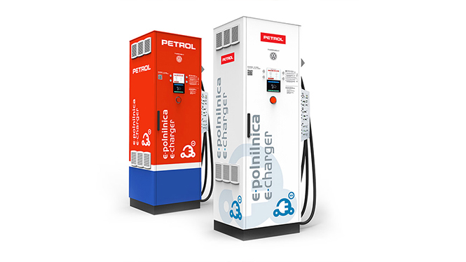 Das Bild zeigt zwei Elektroladestationen der Marke Petrol, eine in Rot-Blau und die andere in Weiß-Blau, auf einem weißen Hintergrund.