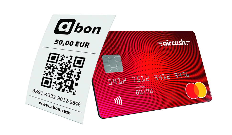 "Aircash kartica v rdeči barvi z Mastercard logotipom poleg bona a-bon v vrednosti 50 EUR z natisnjeno QR kodo.