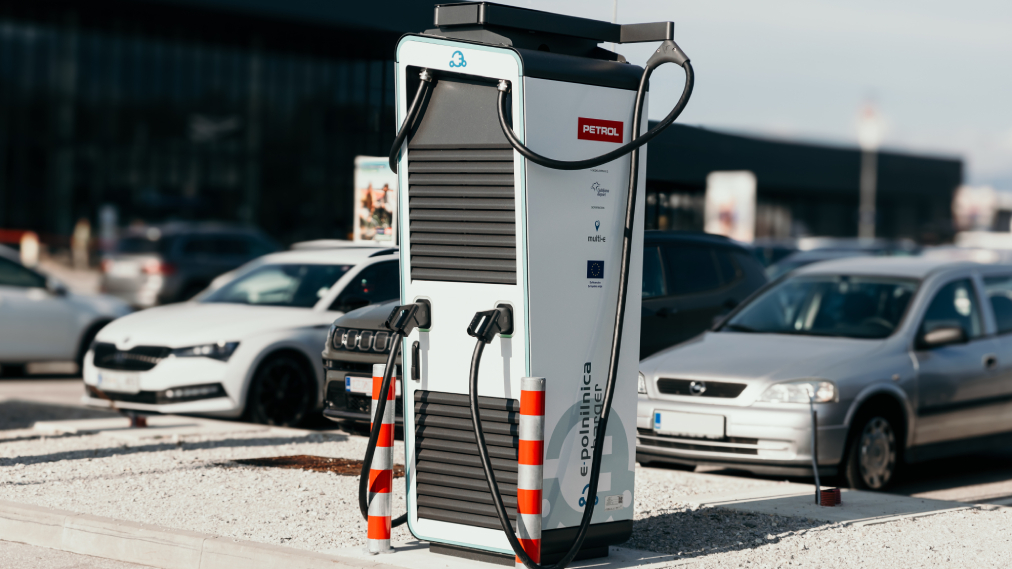 Petrolove e-polnilnice Petrolove e-polnilnice, polnilnica ob njej pa avtomobili