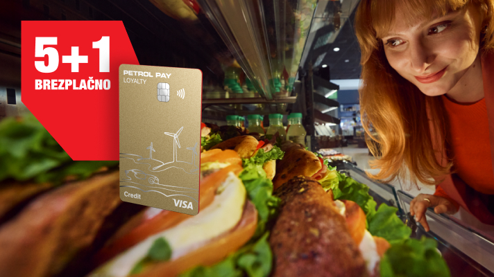 Na sliki je mlado dekle, ki se nasmejano skloni k vitrini s sendviči. Ob njih je prikazana zlata kartica Petrol Pay Loyalty Visa in promocijsko sporočilo 5+1 brezplačno.