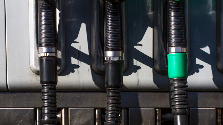 Na sliki so točilne ročke za gorivo na bencinski črpalki, ena izmed njih ima zeleno oznako.