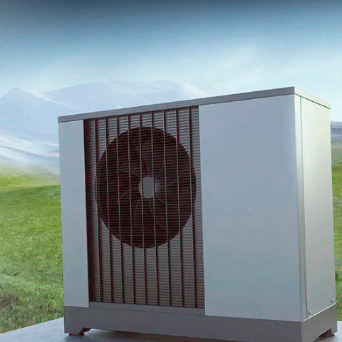 Na sliki je toplotna črpalka, ki stoji na prostem. Gre za napravo pravokotne oblike v nevtralni sivi barvi. Na sprednji strani je velik ventilator, ki omogoča zajemanje zraka iz okolice. Ohišje naprave je robustno.