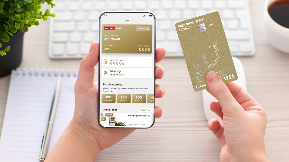 Oseba drži pametni telefon z odprto aplikacijo Petrol GO, ki prikazuje stanje Zlatih točk in ugodnosti, ter zlato kartico Petrol Pay Loyalty Visa.