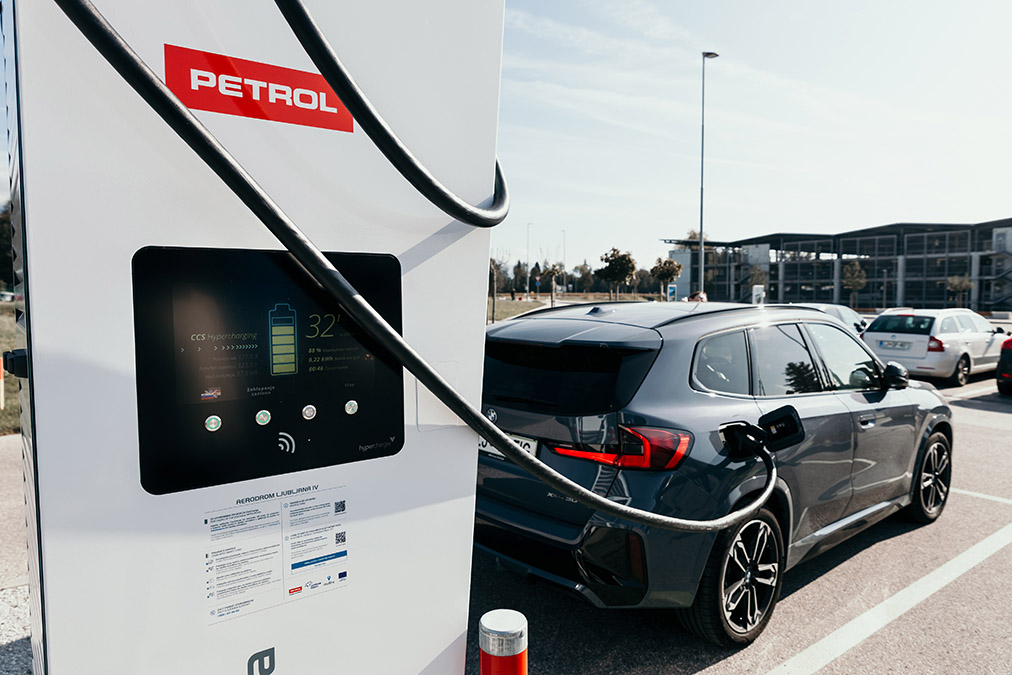 fotografija : Petrolove e-polnilnice odslej tudi na Letališču Jožeta Pučnika Ljubljana
