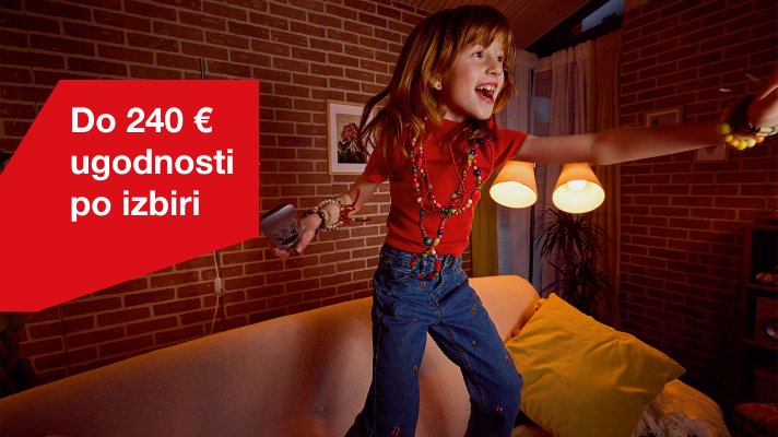 Na sliki je promocijski banner z besedilom: »Do 240 € ugodnosti po izbiri«. Na desni strani je deklica, ki se igra v dnevni sobi.