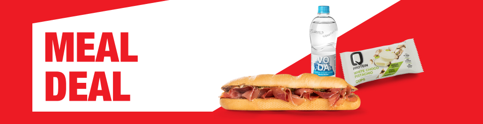 Meal Deal ponudba. Na rdečem ozadju so prikazani sendvič, plastenka vode ter čokoladica Q protein cups.