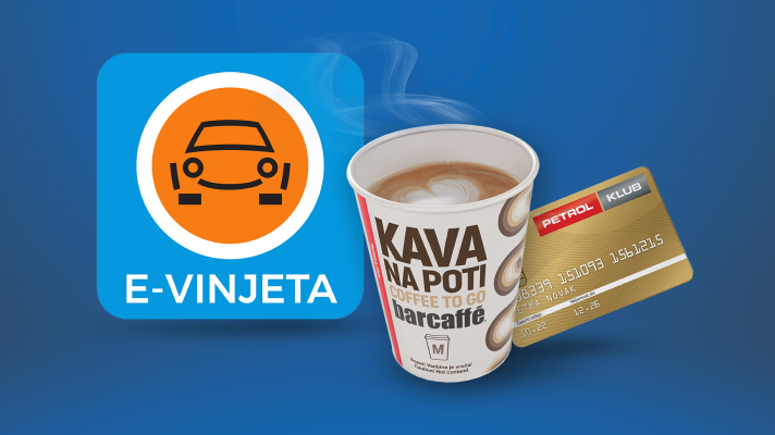 Na modrem ozadju so prikazani logotip e-vinjete in lonček kave Kava Na poti in Petrol klub kartica.