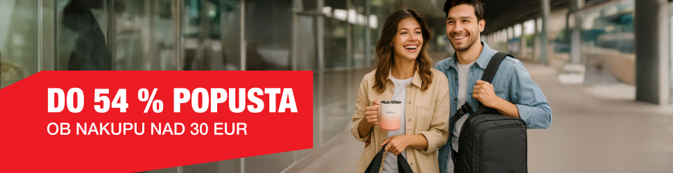 Promocijska slika akcije »S stilom na pot«, na kateri je prikazan nasmejan mlad par. Dekle v roki drži roza termo skodelico, moški pa ima na rami nahrbtnik. Skupaj hodita po urbanem prostoru. Na levi strani slike je velik rdeč napis: »Do 54 % popusta ob nakupu nad 30 EUR.«