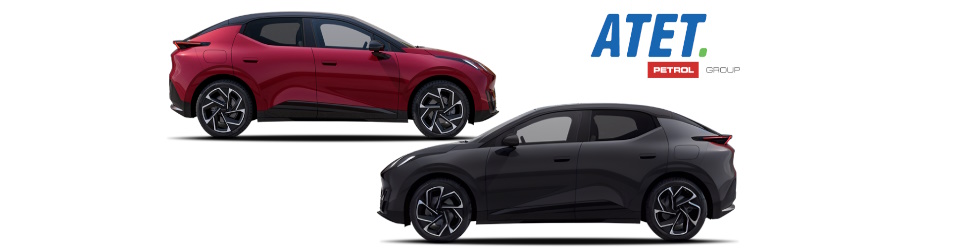 Na sliki sta prikazani dve električnih vozil SUV, eno v rdeči in drugo v črni barvi, parkirani ob strani. V zgornjem desnem kotu sta logotipa ATET in Petrol Group.