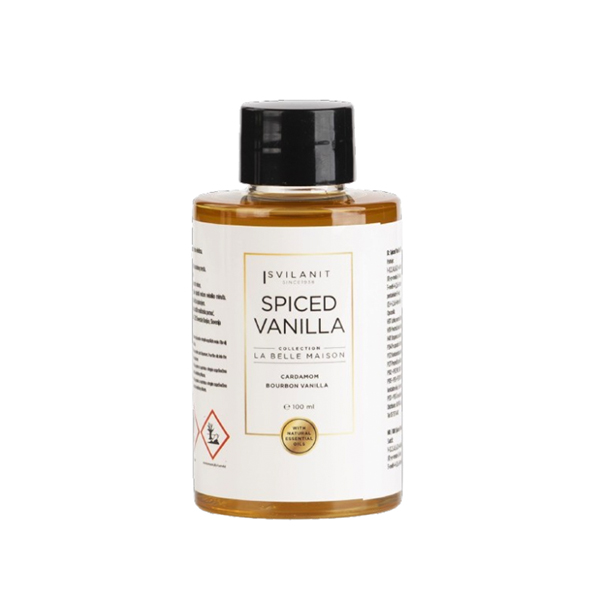 Na sliki je Dišavno olje Svilanit z vonjem Spiced Vanilla, 100 ml. Ozadje je v nevtralni beli barvi.