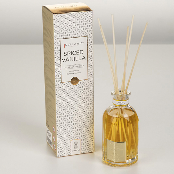 Na sliki je Aroma difuzor Svilanit, Spiced Vanilla, 150 ml - Elegantna steklenička in naravne paličice. Ozadje je v nevtralni beli barvi.