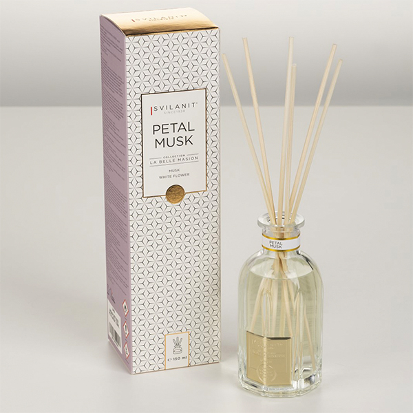 Na sliki je Aroma difuzor Svilanit, Petal Musk, 150 ml - Elegantna steklenička in naravne paličice. Ozadje je v nevtralni beli barvi.