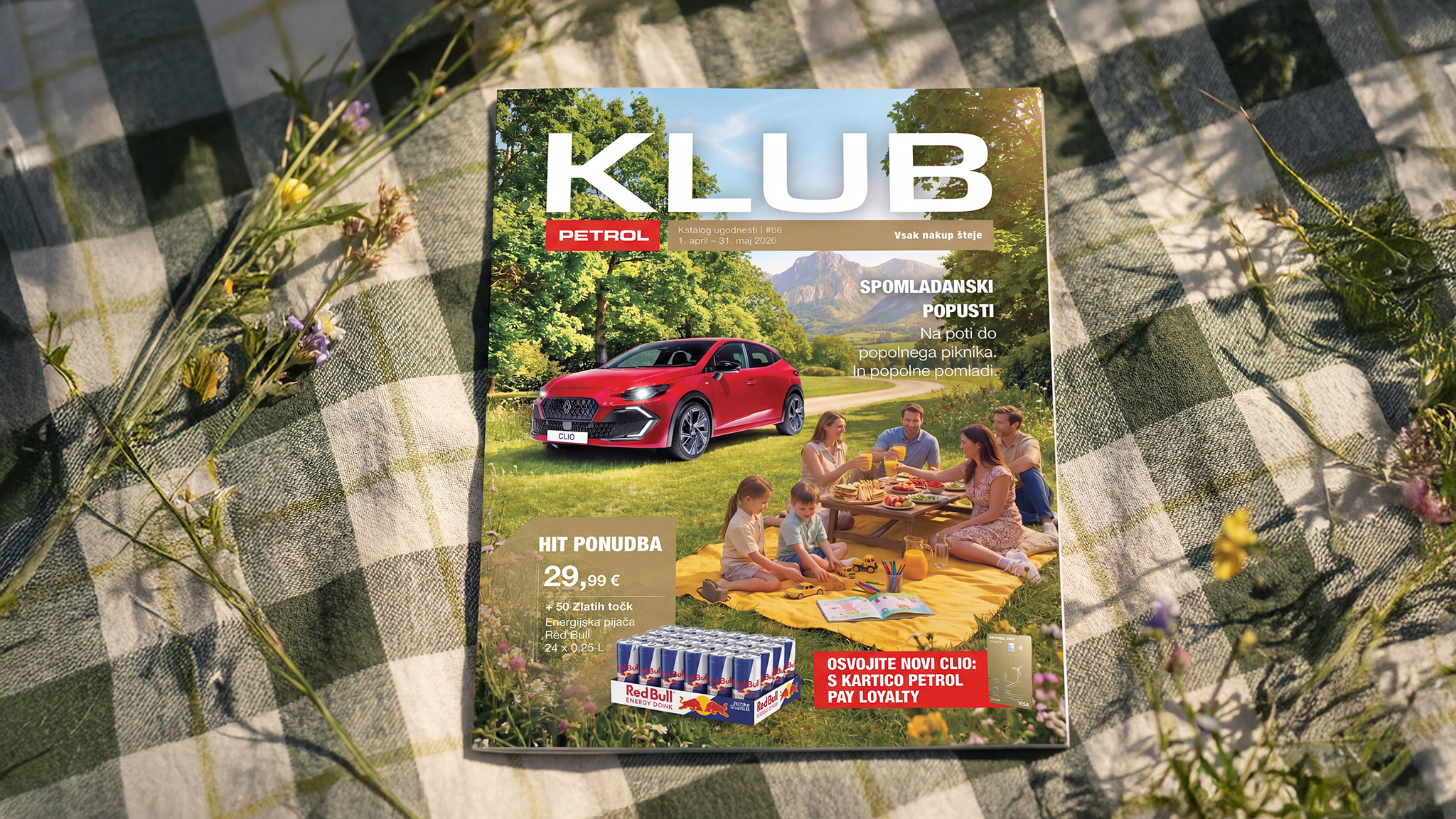 Katalog Petrol Klub leži na piknik odeji med travniškimi cvetlicami. Na naslovnici so spomladanski popusti, rdeč avtomobil, družina na pikniku in izpostavljene ugodnosti.