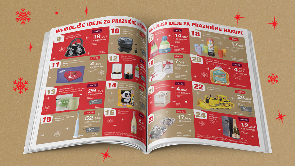 Na sliki je prikazano odprto reklamno katalogno gradivo z naslovom »Najboljše ideje za praznične nakupe«. Katalog leži na podlagi v zlati barvi z rdečimi snežinkami. Na obeh odprtih straneh so v kvadratkih predstavljeni različni praznični izdelki, vsak s ceno, opisom in sliko, razporejeni v mreži rdečih in zlatih polj. Med izdelki so vidni plišaste igrače, kuhinjski pripomočki, kozmetika, dekoracija, sladkarije in otroške igrače. Strani so bogato obarvane in oblikovane v prazničnem duhu.