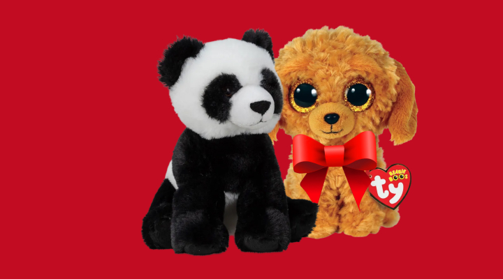 Na sliki je prikazano dve plišasti igrački na enobarvnem rdečem ozadju. Levo sedi mehka črno-bela plišasta panda, desno pa rjav kodrast kužek z velikimi bleščečimi očmi, okrašen z rdečo pentljo okoli vratu. Ob kužku je tudi majhen logotip blagovne znamke Ty. Celoten prizor deluje praznično in prikupno.