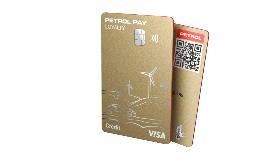 Plačilna kartica Petrol Pay Loyalty Visa z motivom vetrnic in avtomobila, ob njej pa zadnja stran kartice z QR kodo in rdečim logotipom Petrol.