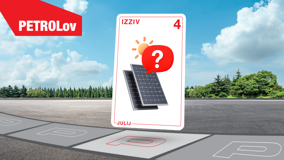 Promocijska kartica z napisom Izziv 4, ki prikazuje sončne panele in ikono sonca z rdečim vprašajem. Na kartici je označen mesec julij. Kartica stoji na parkirišču z označenimi črkami P, v levem zgornjem kotu pa je rdeč napis PETROLov.
