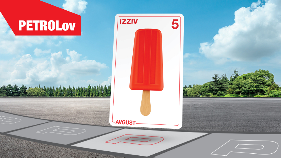 Na sliki je rdeča lučka na palčki. Kartica prikazuje 5. izziv, na njej je označen mesec avgust. Kartica stoji na parkirišču z označenimi črkami P, v levem zgornjem kotu pa je rdeč napis PETROLov, ki ponazarja krovno nagradno igro.
