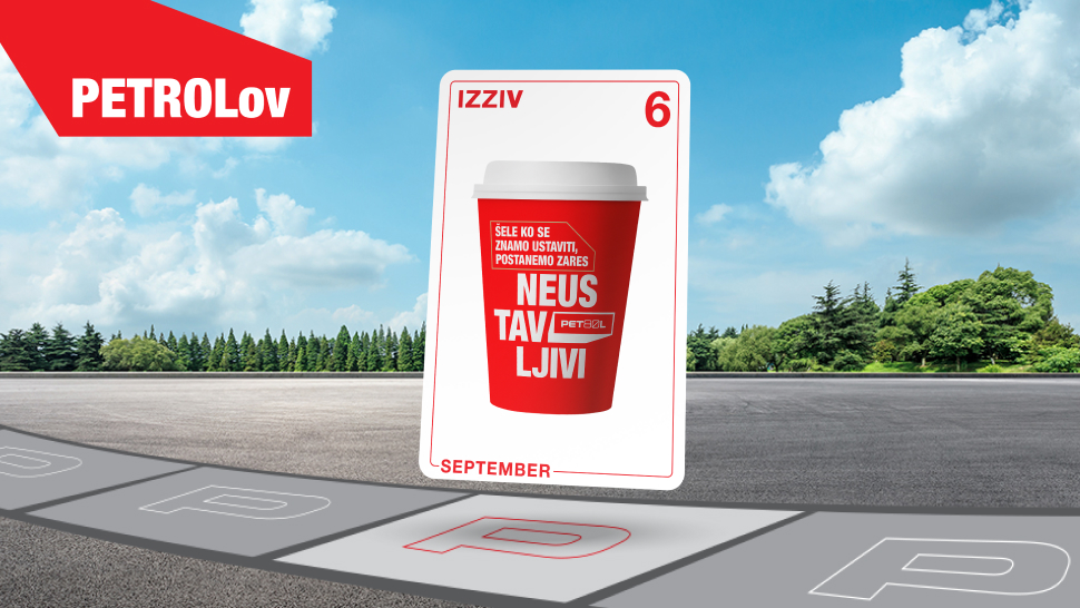 Slika prikazuje prizor na odprtem prostoru z asfaltirano površino in zelenim pasom dreves v ozadju pod modrim nebom s puhastimi oblaki. Na levi strani zgoraj je v rdeče polje z belim napisom »PETROLov«. V ospredju izstopa velika igralna karta, na kateri piše »IZZIV 6«. Osrednji motiv karte je rdeč lonček za kavo z belim pokrovčkom, na katerem je bel napis: »Šele ko se znamo ustaviti, postanemo zares NEUSTAVLJIVI«. Ob strani lončka je tudi logotip Petrol. Na spodnjem delu karte je z rdečimi črkami napisan mesec »September«. Pod karto je narisana pot s črkami »P«, ki ponazarjajo potek igre oziroma izzivov.