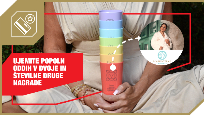 Na sliki je oseba, ki sedi zunaj v naravi, v naročju pa drži stolp več barvnih kozarcev, zloženih enega na drugega. Na levi strani je rdeče polje z belim napisom »Ujemi popoln oddih v dvoje in številne druge nagrade«, obkroženo z dekorativnim rdečim okvirjem. Od stolpa kozarcev proti desni vodi bela prekinjena puščica, ki kaže na krožni izrez fotografije ženske v belem kopalnem plašču pred zgradbo; pod fotografijo je logotip »Rimske Terme«. V levem zgornjem kotu je še ikona v obliki osemkotnega znaka s simbolom kartice in zvezdice.