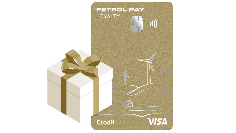 Na sliki je zlata plačilna kartica Petrol Pay Loyalty Visa z motivom vetrnic in avtomobila, ob njej pa darilna škatla z zlato pentljo.