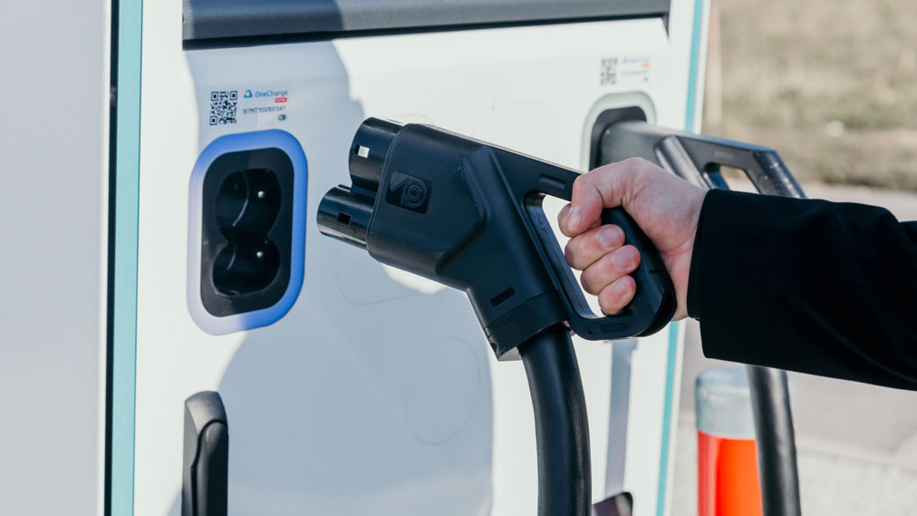 Na prvem zaslonu aplikacije OneCharge je prikazan meni z različnimi možnostmi za upravljanje računa, med katerimi uporabnik izbere možnost »Plačilo«. Na drugem zaslonu, ki se odpre po izbiri te možnosti, so prikazane tri kategorije – »Moja pogodba«, »Kuponi« in »Plačilne kartice«, kjer uporabnik nadaljuje s postopkom dodajanja nove plačilne kartice.