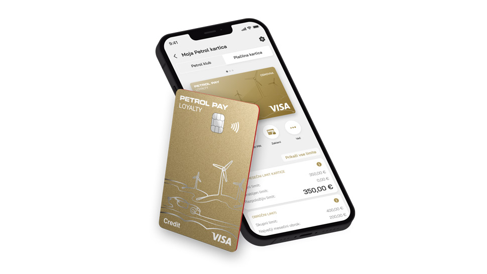 Na sliki je prikazana nova Petrol Pay Loyalty plačilna kartica, postavljena pred zaslon pametnega telefona, na katerem je odprta aplikacija Petrol GO. V aplikaciji je v razdelku »Moja Petrol kartica« izbrana možnost »Plačilna kartica«, kjer je prikazana digitalna podoba kartice ter podatki o limitih. Vidni so mesečni limit kartice, porabljeni in razpoložljivi znesek ter obročni limit z navedbo skupnega limita in višine največjega mesečnega obroka. Spodaj je gumb »Prikaži vse limite«. Slika ponazarja, kako lahko uporabnik z novo Petrol Pay Loyalty kartico upravlja prek aplikacije Petrol GO, spremlja svoje finančne omejitve in razpoložljiva sredstva.